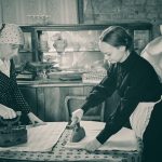 Kobiety przy pracy - prasowanie zdjęcie stylizowane na stare