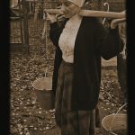 Kobieta z wiadrami zdjęcie stylizowane na stare