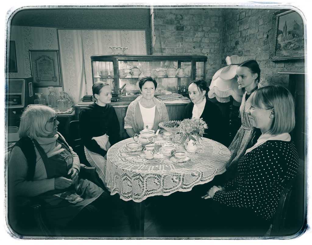 Kobiety przy stole zdjęcie stylizowane na stare