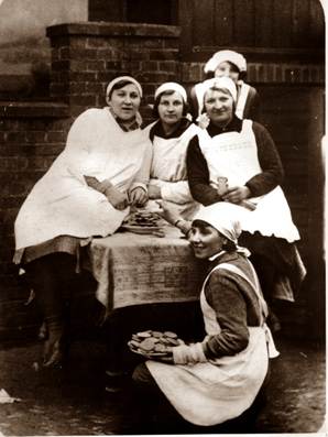 zdjęcie historyczne czarno-białe 3 kobiety pozują do zdjęcia prezentują własnoręczne wypieki