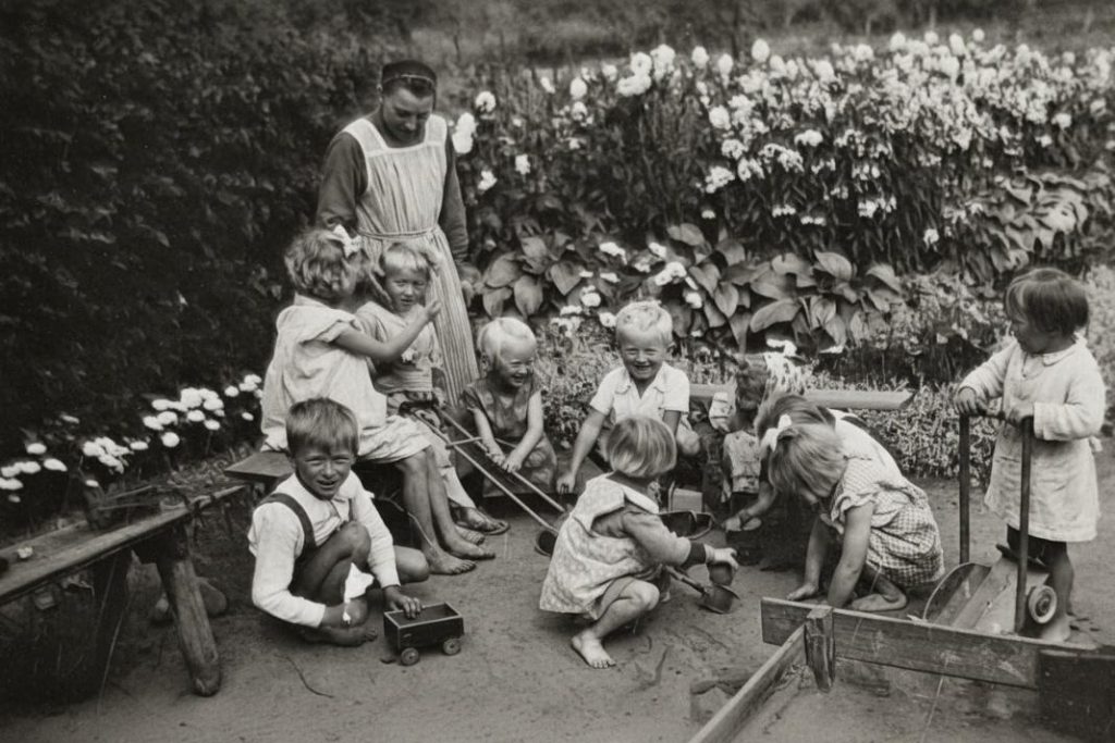 Dzieci przychodzące w wakacje do sióstr wraz z s. Vianeyą Lipińską, 1963 r. 
szóstka dzieci i siostra zakonna w ogrodzie 
czarno-białe zdjęcie 
