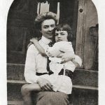 Wanda Niegolewska z synem stare zdjęcie - kobieta z dzieckiem na schodach posiadłości