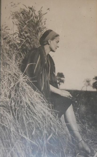 Halina Niegolewska na wysiedleniu w jędrzejowskim. 1940 r.