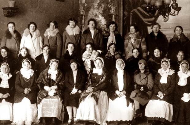 Koło Włościanek w Kaźmierzu 27 kobiet pozuje do zdjęcia zdjęcie historyczne czarno-białe