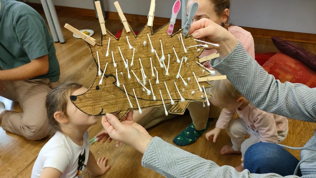 Odkrywanie przez czytanie warsztaty sensoryczny jeż