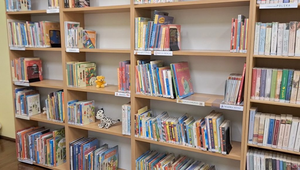 regały z książkami