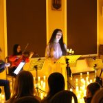 Kwartet koncert przy świecach oraz śpiewaczka w pomieszczeniu