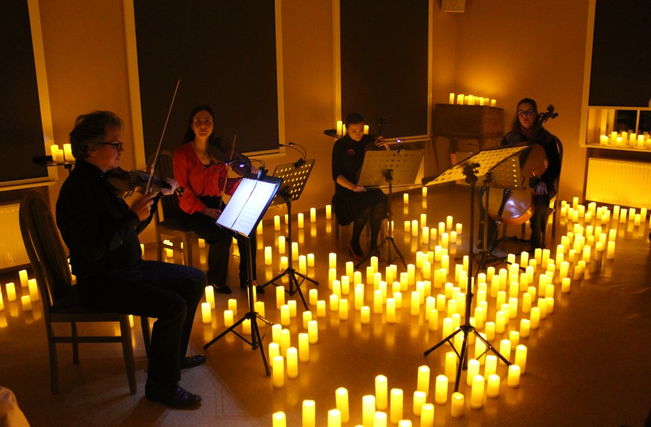 Kwartet koncert przy świecach w pomieszczeniu