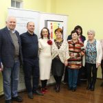 zdjęcie grupowe ludzie pozują do zdjęcia w budynku 10 osób