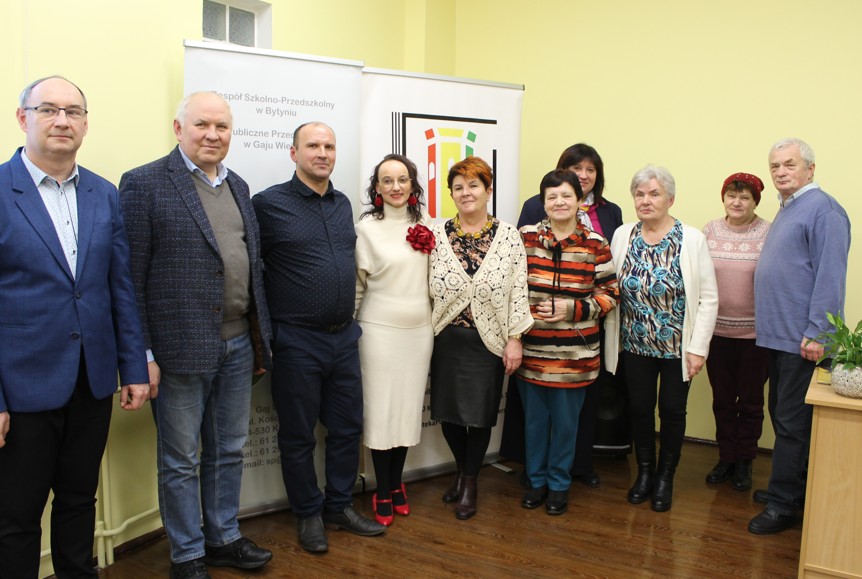 zdjęcie grupowe ludzie pozują do zdjęcia  w budynku 10 osób 