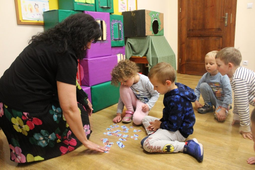 Kobieta i dwójka dzieci w sali,