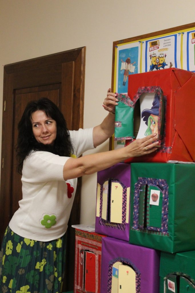 Kobieta otwiera kolorowe pudła obraz czarownicy