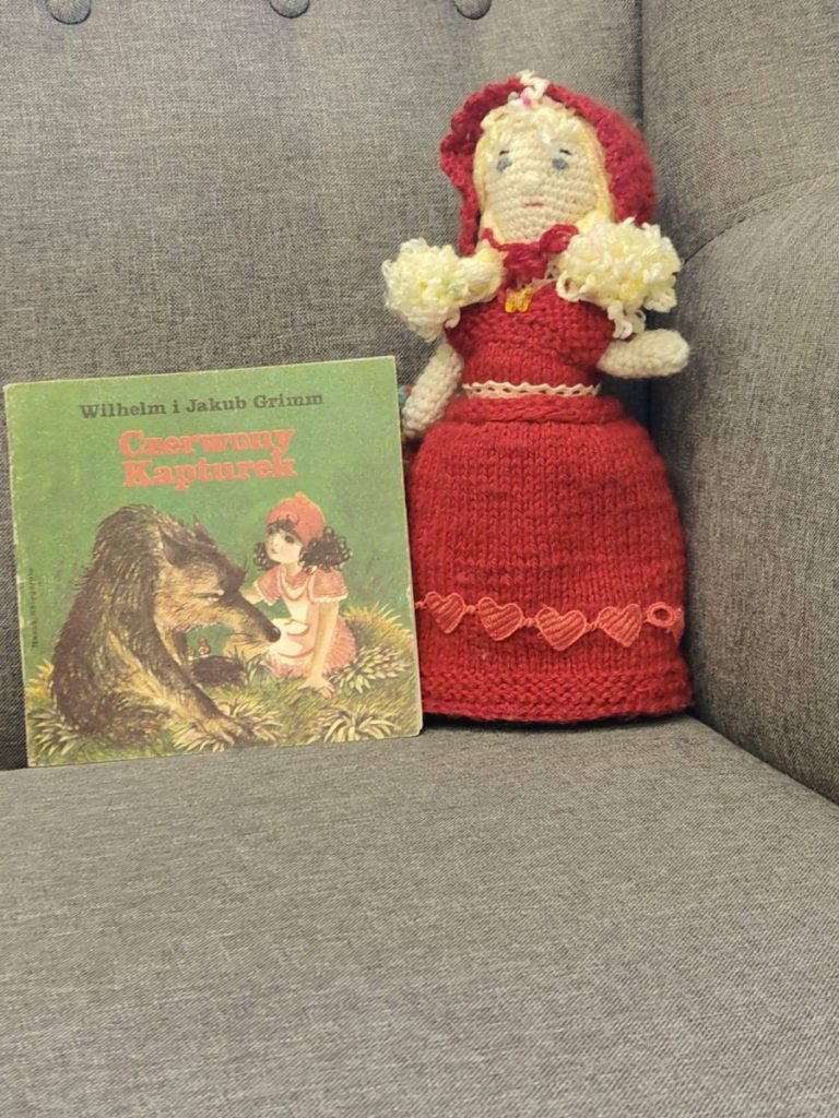 książka i lalka Czerwony Kapturek