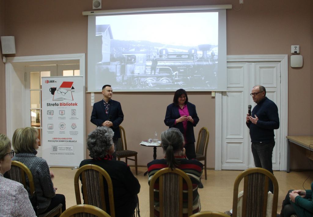 Spotkanie z autorem biografii o Witkacym - Przemysławem Pawlakiem 
na zdjęciu trzy osoby - dwóch mężczyzn i kobieta 
 