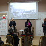 Spotkanie z autorem biografii o Witkacym - Przemysławem Pawlakiem na zdjęciu trzy osoby - dwóch mężczyzn i kobieta