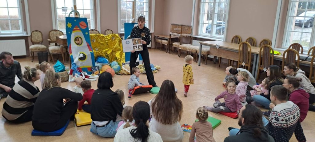 zajęcia
dzieci słuchają jak pani czyta książki