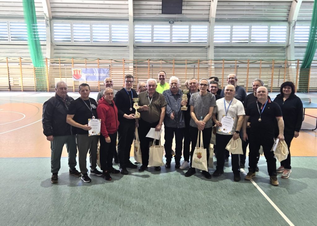 grupa ludzi w sali gimnastycznej