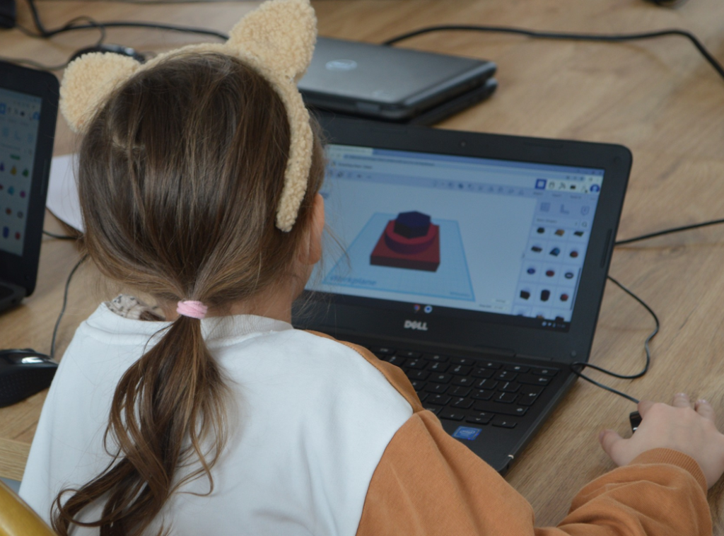 dziecko projektujące w komputerze
