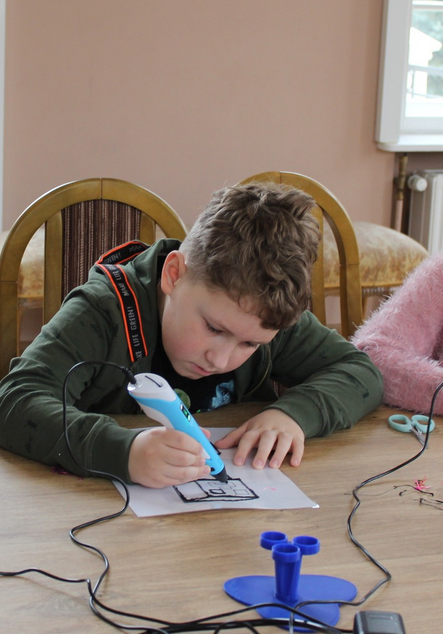 chłopiec z długopisem 3D