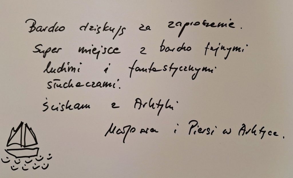 napis odręczny :  Bardzo dziękuje za zaproszenie. Super miejsce z  fajnymi ludźmi i fantastycznymi słuchaczami.  ściskam z Arktyki!