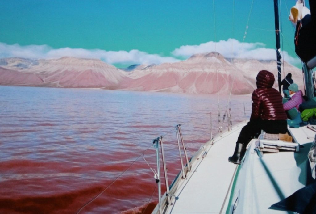 widok na morze i góry łódź i siedzące osoby