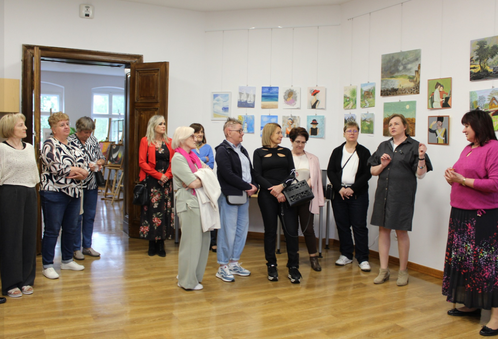 Sala wypełniona ludźmi, obrazy, ludzie stoją w sali