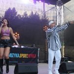 Koncert scena 2 osoby na scenie