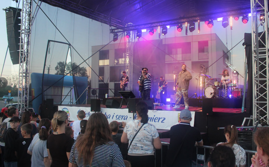 SCENA, ŚWIATŁA NA SCENIE INSTRUMENTY SZEŚCIU WYKONAWCÓW NA SCENIE
PUBLICZNOŚĆ POD SCENĄ