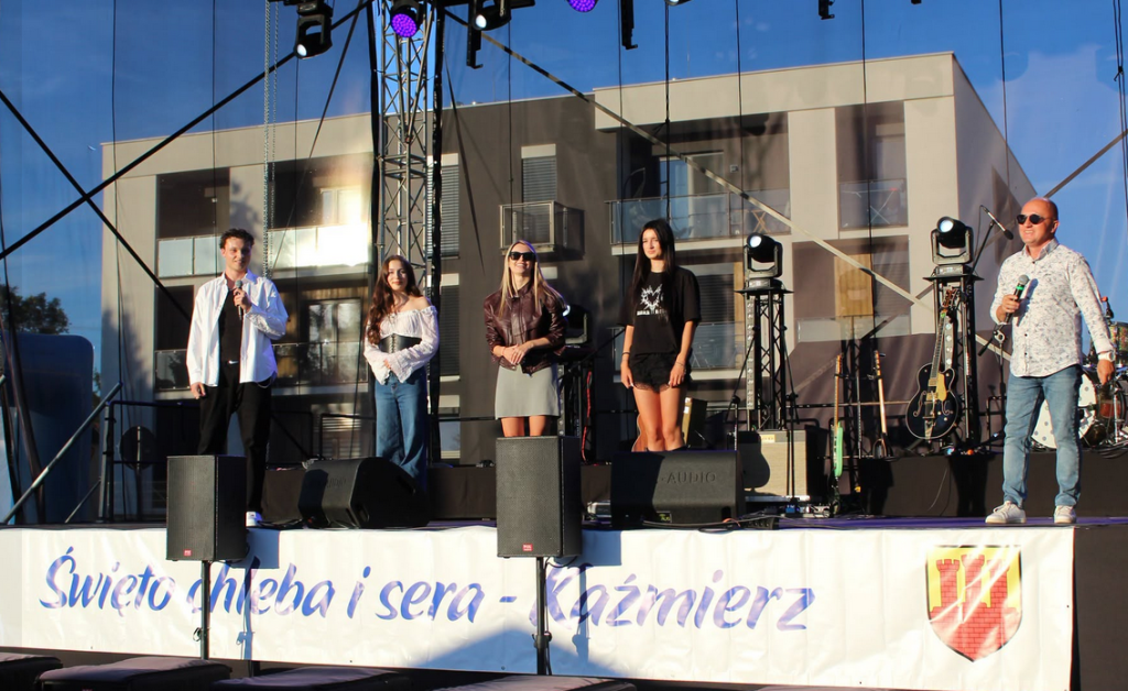SCENA W PLENERZE
5 OSÓB NA SCENIE, INSTRUMENTY
