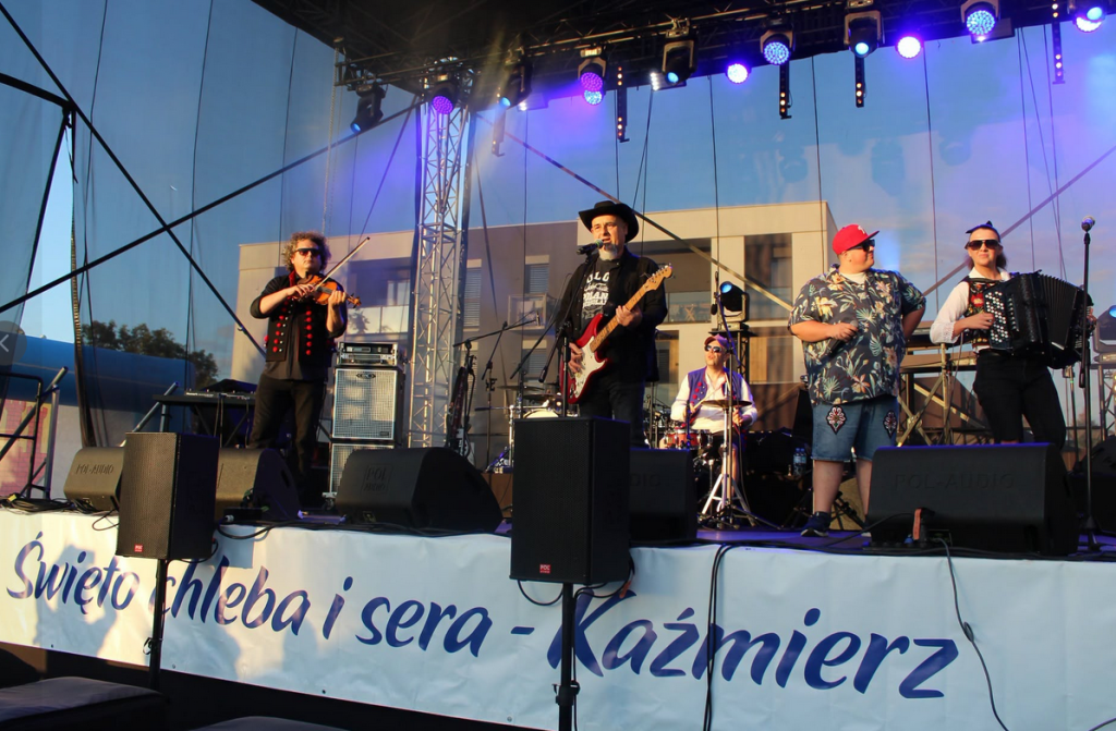 SCENA W PLENERZE 5 OSÓB NA SCENIE, INSTRUMENTY