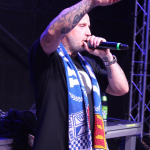 Mężczyzna na scenie z szalikiem Lecha